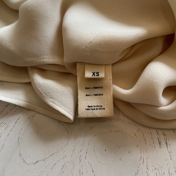 L'agence XS ivory Abella 100% Silk Relaxed Fit Sleeveless Keyhole Blouse - Picture 5 of 9